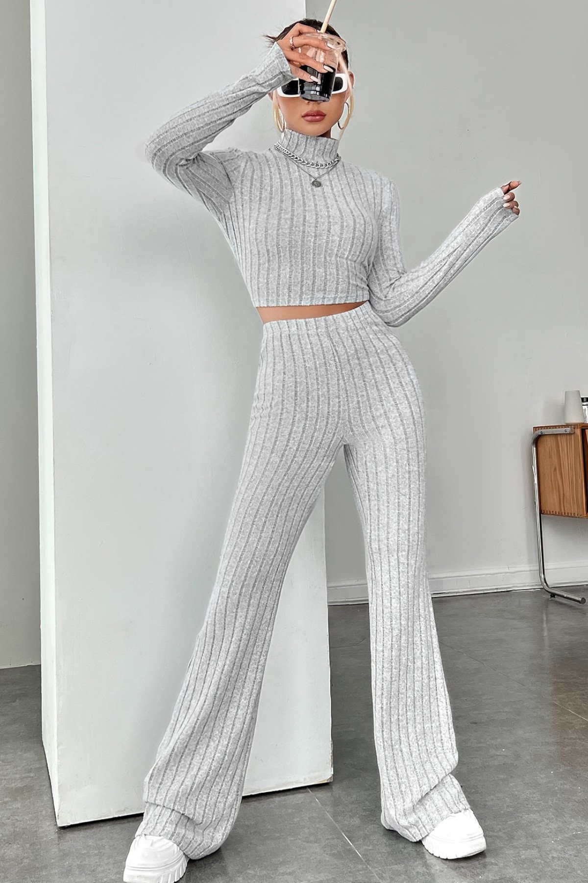 Kadın Gri Çizgili Boğazlı Crop Top ve Yüksek Bel Pantolon Takım — görsel 6